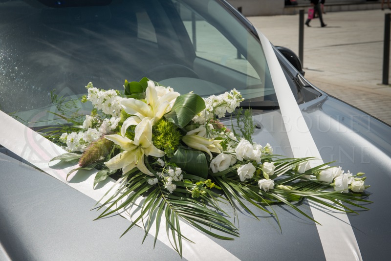 Composition de fleurs pour décor de voiture mariés par votre fleuriste